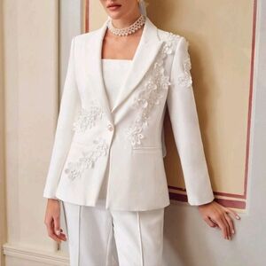 PEAK COLLAR APPLIQUES DETAIL BLAZER